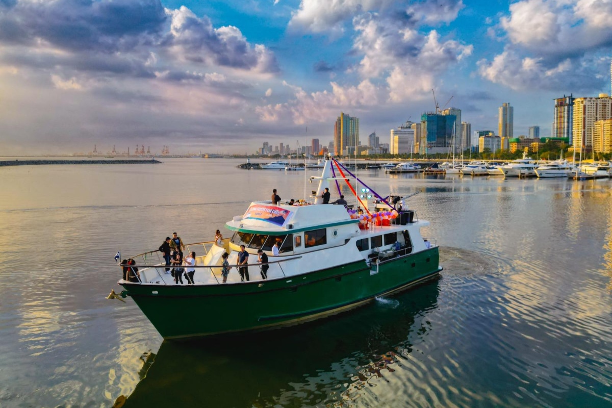 Shanti 70 sailing through the picturesque Manila Bay.