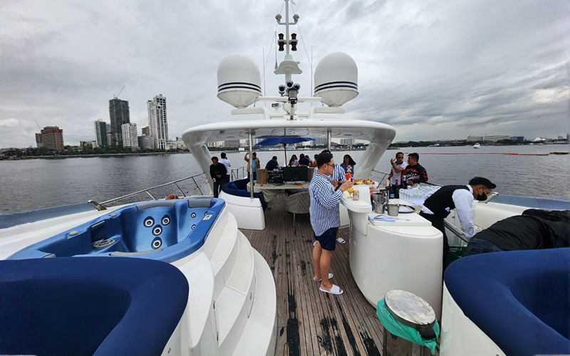SUNGLIDER 120_YACHT FOR RENT MANILA_800X500 (12)