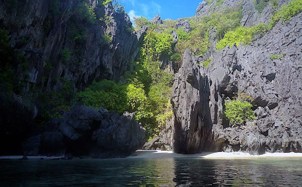 secret-beach-el-nido-palawan-1.webp