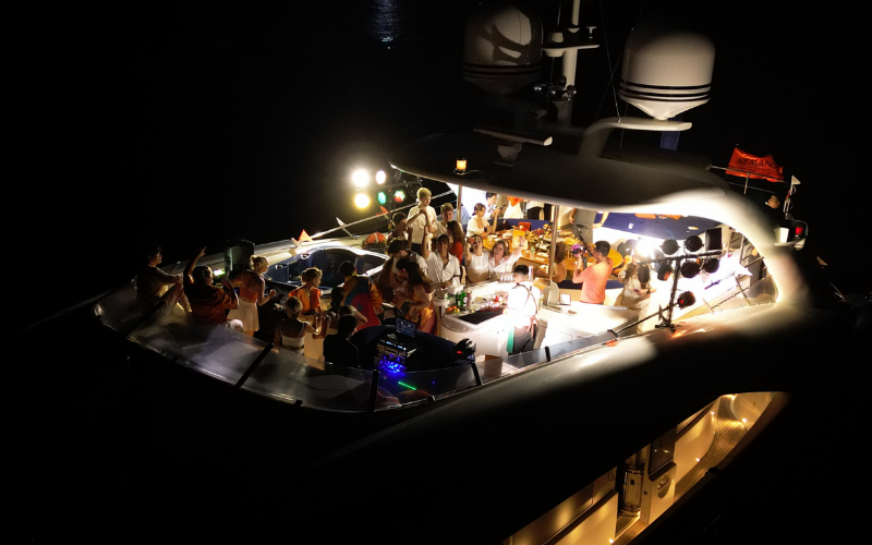 SUNGLIDER 120_YACHT FOR RENT MANILA_800X500 (13)