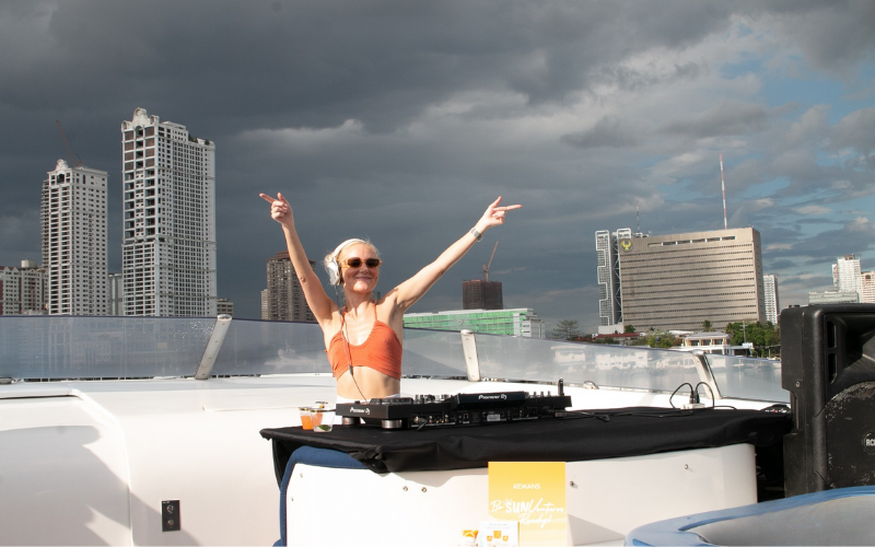 SUNGLIDER 120_YACHT FOR RENT MANILA_800X500 (17)