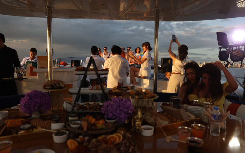 SUNGLIDER 120_YACHT FOR RENT MANILA_800X500 (20)