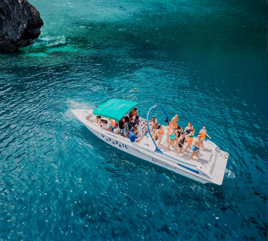 Book a private speedboat for rent in Busuanga. Luxury, comfort, and flexibility with Busuanga speedboat rentals for island hopping and lagoons.